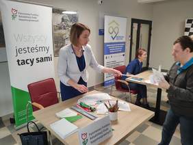 Pokaż zdjęcie: Stoisko Oddziału Małopolskiego PFRON podczas wydarzenia „Żyj aktywnie” w Centrum Rehabilitacji Społecznej i Zawodowej ZAZ „Słoneczne Wzgórze” w Tarnowie