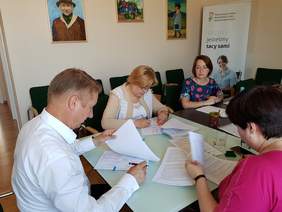 Pokaż zdjęcie: Podpisywanie umowy w ramach "Programu Wyrównywania Różnic Między Regionami III"- Marta Mordarska, Dyrektor Małopolskiego Oddziału PFRON z Przedstawicielami Powiatu Myślenickiego