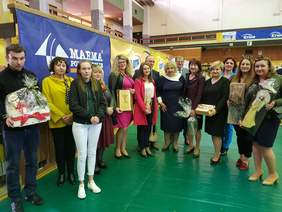 pamiątkowe zdjęcie kilkunastu osób, mężczyzn i kobiet