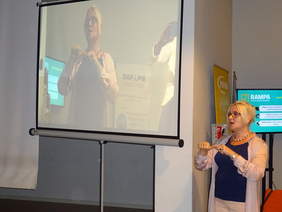 Julitta Tymczyszyn tłumaczy cały przekaz na język migowy