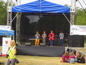 Pokaż zdjęcie: Na scenie organizatorzy oraz przedstawiciele instytucji finansujących wydarzenie 