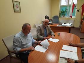 Pokaż zdjęcie: Podpisywanie umowy 