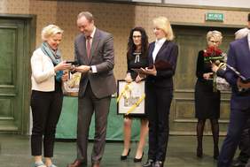 Pokaż zdjęcie: Wręczenie "Srebrnego drzewka" - Małgorzacie Niemkiewicz - dyrektor Miejskiego Ośrodka Pomocy Rodzinie w Gdańsku