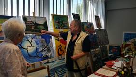 Pokaż zdjęcie: Oglądanie wystawy prac uczestników XVI edycji Konkursu Plastycznego PFRON przez mieszkańców Domu Pomocy Społecznej z Poznania