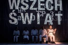 Pokaż zdjęcie: Scena ze spektaklu teatralnego pt.: „Nie mów nikomu” 