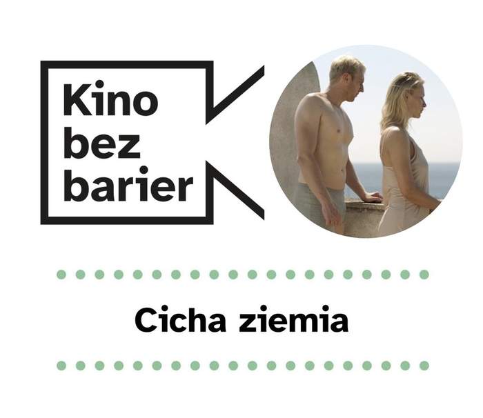 Pokaż zdjęcie: Na grafice widnie logo „Kina bez barier” na białym tle, jak również kadr z filmu „Cicha ziemia” przedstawiający w okręgu kobietę w jasnej sukience oraz mężczyznę bez koszuli, którzy stoją w pełnym słońcu opierając się o betonowy murek. W oddali możemy dostrzec morze na tle błękitnego nieba. Poniżej widoczny jest ponadto duży czarny tytuł „Cicha ziemia” pomiędzy dwoma rzędami zielonych kropek.