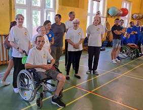 Fotografia z uroczystego otwarcia Spartakiady w ramach XXII Opolskich Dni Osób Niepełnosprawnych, w hali sportowej stoją uczestnicy spartakiady