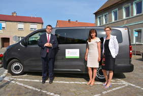 Pokaż zdjęcie: Dyrektor Oddziału Lubuskiego wraz z Burmistrzem Otynia i Czlonkiem Zarządu Powiatu Nowosolskiego na tle busa na rynku w Otyniu