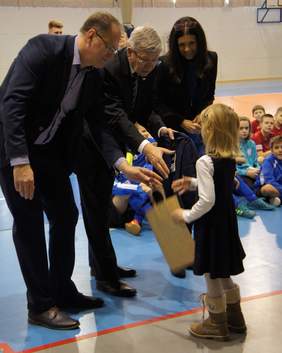 Pokaż zdjęcie: wręczenie nagród laureatom przez Prezydenta Miasta Radomska Jarosława Ferenca, Dyrektora Oddziału Łódzkiego PFRON Władysława Skwarki, Wice- dyrektor PSP nr 6 w Radomsku