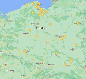 Pokaż zdjęcie: Mapa polski, na której oznaczone są lokalizacje z całej polski. Najwięcej lokaliazcji oznaczonych jest na pomorzu.