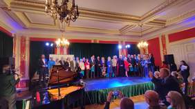 Pokaż zdjęcie: Nagrodzeni w trakcie uroczystości laureaci