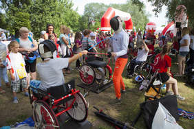 Jeden z odwiedzających piknik próbuje swoich sił w pojedynku z reprezentantem Polski w szermierce na wózkach 