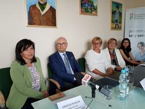 Pokaż zdjęcie: Od lewej: Poseł Urszula Rusecka, Jan Zając, Prezes POPON, Wiceminister Zdrowia Józefa Szczurek-Żelazko, Dyrektor Marta Mordarska, Anna Węgrzynowicz-rzecznik prasowy POPON