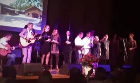 Na scenie stoją zaproszeni goście, gospodarze oraz artyści