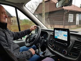 Pan kierowca prowadzący nowy 18-to osobowy pojazd