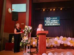 Pokaż zdjęcie: Goście na mównicy zabierają glos