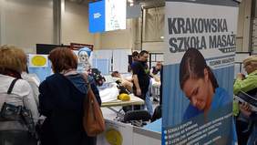 Pokaż zdjęcie: Stoiska wystawców podczas Festiwalu Zawodów Małopolska.