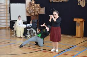 Występy uczniów podczas uroczystej akademii