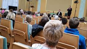 Pokaż zdjęcie: Uczestnicy integracyjnego spektaklu teatralnego pt.: „Shirley Valentine”