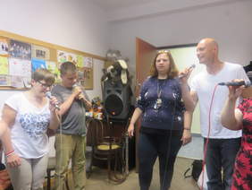 Pokaż zdjęcie: uczestnicy stowarzyszenia Studio Integracji na próbach - przygotowania do koncertu