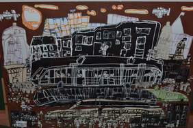 Pokaż zdjęcie: Rysunek w tonacji brązowo, czarno-zielonej. Widać przystanek pełen ludzi, tramwaj i otaczające budynki oraz kawałek zieleni miejskiej