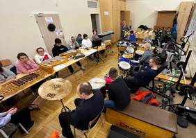 Pokaż zdjęcie: Sala z orkiestrą w trakcie próby