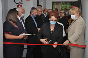 Pokaż zdjęcie: Przecięcie wstęgi w nowym ŚDS 