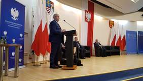 Pokaż zdjęcie: Wiceminister Paweł Wdówik otwiera konferencję