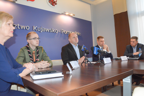 Pokaż zdjęcie: Organizatorzy spotkania poświęconego nowemu systemowi opiekuńczo-ratunkowemu