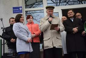 Pokaż zdjęcie: wystąpienie przedstawiciela mieszkańców:  bus  otrzymał nazwę Pegaz,  Dyrektor DPS Emilia Łaniewska