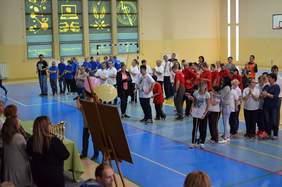 Pokaż zdjęcie: uczestnicy turnieju gier i zabaw dla osób najmniej sprawnych