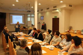 Maria Dreszer - Pełnomocnik Zarządu Województwa Kujawsko-Pomorskiego  ds. Osób Niepełnosprawnych podczas prelekcji. Autor zdjęcia: Krzysztof Przewoźnik.