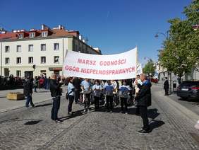 Pokaż zdjęcie: Uczestnicy Marszu Godności Osób Niepełnosprawnych w Białymstoku.
