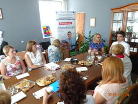 Pokaż zdjęcie: Wymiana opinii pomiędzy przedstawicielami PCPR a prelegentami