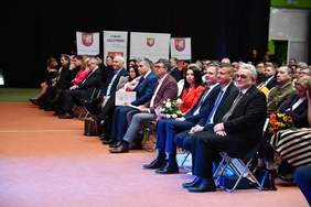 Pokaż zdjęcie: Zdjęcie osób siedzących na krzesełkach podczas uroczystej gali