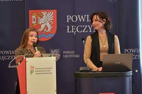 Pokaż zdjęcie: Zdjęcie dwóch prelegentek.