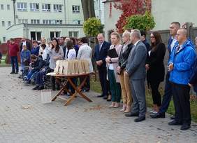 Pokaż zdjęcie: zaproszeni goście oraz podopieczni placówki