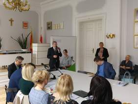Pokaż zdjęcie: Podziękowanie Władysława Skwarki Dyrektora Oddziału Łódzkiego PFRON za udział w spotkaniu i konstruktywną debatę