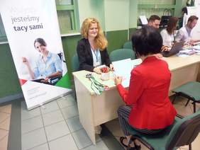 Pokaż zdjęcie: Stoisko Oddziału Małopolskiego PFRON podczas wydarzenia „Żyj aktywnie” w Inspektoracie ZUS w Krakowie na osiedlu Teatralnym.