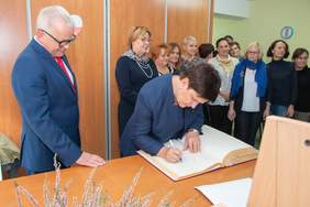 Pokaż zdjęcie: Premier Beata Szydło podczas wizyty w Specjalnym Ośrodku Szkolno – Wychowawczym w Nowym Sączu