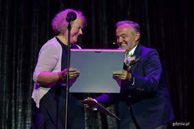 Pokaż zdjęcie: Magdalena Kownacka odbiera medal Gdynia bez barier z rąk prezydenta Wojciecha Szczurka // fot. Dawid Linkowski 