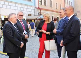 Pokaż zdjęcie: Zaproszeni goście: ks. Tadeusz Pajurek, Dyrektor Oddziału Lubelskiego PFRON Jerzy Dębski, Dyrektor MOPR w Lublinie Katarzyna Fus, Dyrektor Wydziału Polityki Społecznej LUW Albin Mazurek oraz Zastępca dyrektora Wydziału Mariusz Kidaj w trakcie rozmo