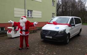 Pokaż zdjęcie: Uroczystość przekazania busa z dofinansowaniem PFRON dla Domu Pomocy Społecznej w Kotlinie