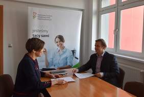 Pokaż zdjęcie: Anna Skupień, dyrektor Oddziału Wielkopolskiego PFRON oraz Adam Pękarski, Wielkopolski Wojewódzki Komendant OHP. 