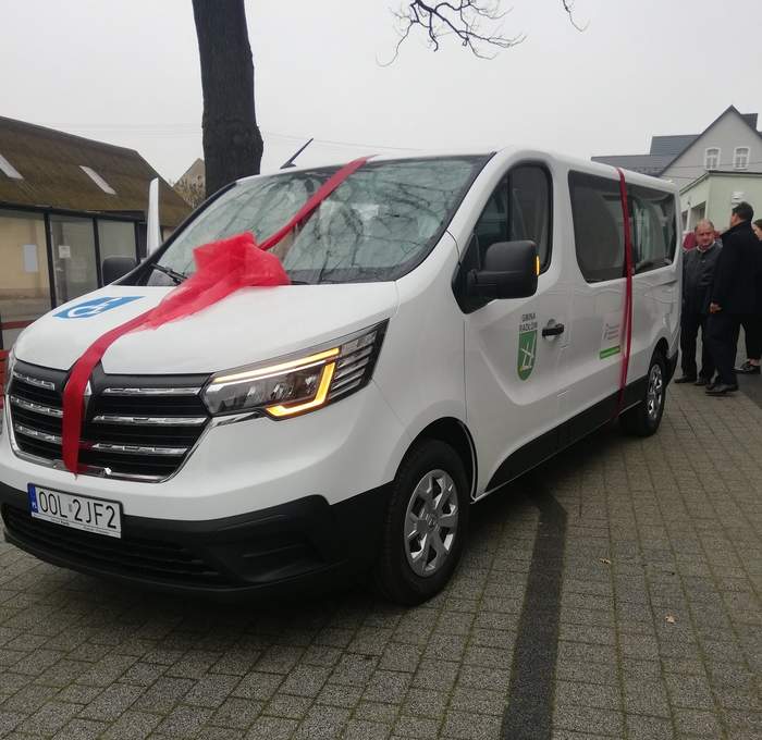 Zdjęcie mikrobusa uroczyście przewiązanego kokardą