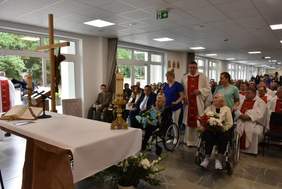 Pokaż zdjęcie: Seniorzy na wózkach oraz inni podopieczni – łącznie sto osób znajduje opiekę w DPS Caritas