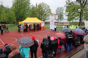 Pokaż zdjęcie: Wciągnięcie flagi Olimpiad Specjalnych