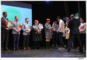 Pokaż zdjęcie: Wręczenie kwiatów wykonanych przez niepełnosprawnych uczniów 