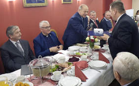 Pokaż zdjęcie: Wręczenie podziękowań i medalu przez Starostę Powiatu Mikołowskiego Henryka Jaroszka