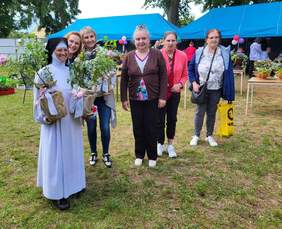 Pokaż zdjęcie: NA zdjęciu siostra przełożona i mieszkańcy placówki